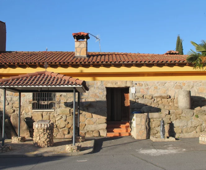 Casa rural de alquiler completo dentro del pueblo, gestionada por el Ayuntamiento.